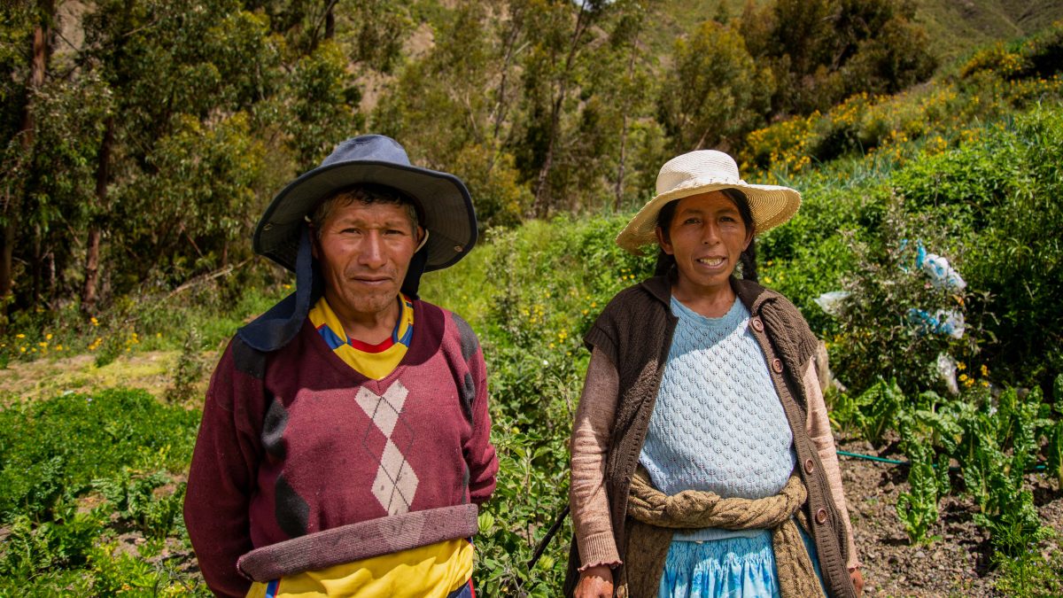 Bolivia - Norma met haar man bij hun agroforestry plot